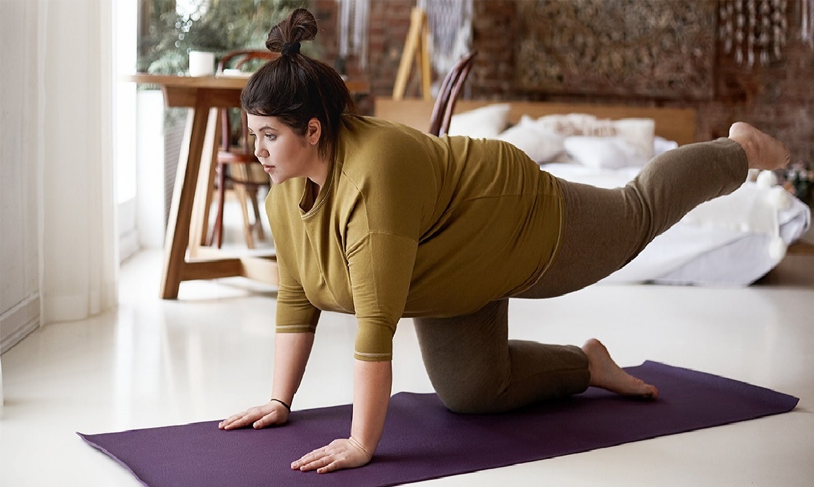 Em mulheres com obesidade, a presença de maior quantidade de gordura corporal influencia o metabolismo e aumenta o gasto energético mesmo em repouso.