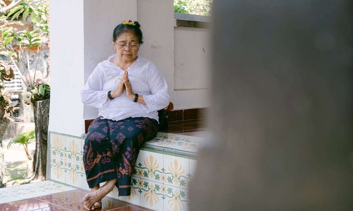 Vivência espiritual reforça identidade e bem-estar na terceira idade.