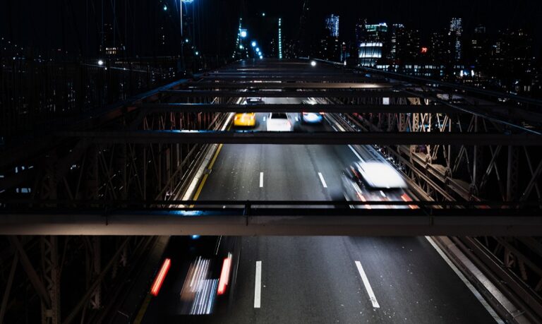 Levantamento aponta que acidentes de trânsito graves se concentram com mais frequência durante a madrugada.
