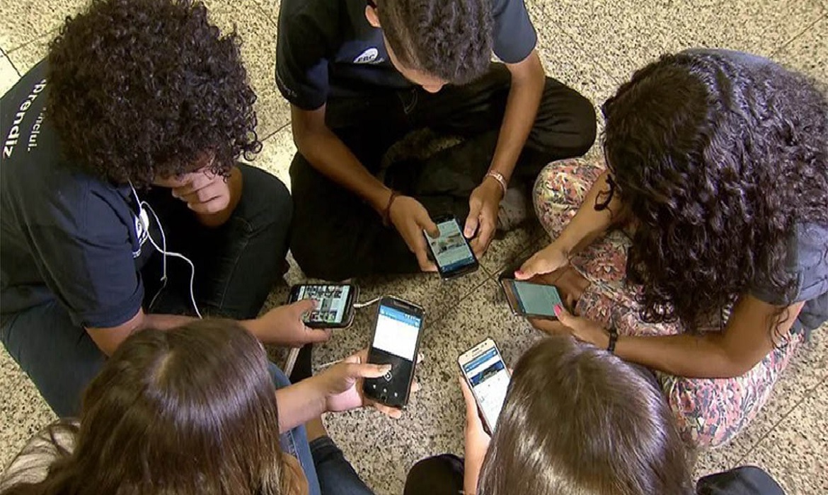 Nova rotina sem celulares amplia foco, convivência e participação entre estudantes em sala de aula.