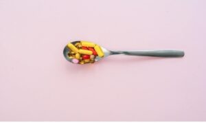 Acúmulo de medicamentos no tratamento pode representar risco silencioso para idosos.