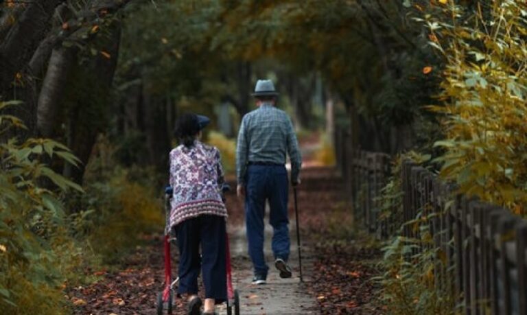 Pesquisadores brasileiros destacam a urgência de prevenção para proteger milhões de brasileiros acima dos 60 anos.