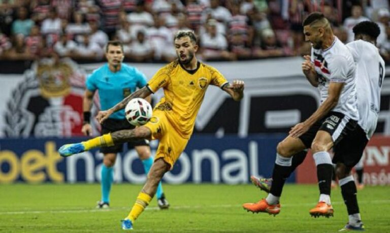Gol de Nico Schiappacasse garante vitória importante diante do Santa Cruz.