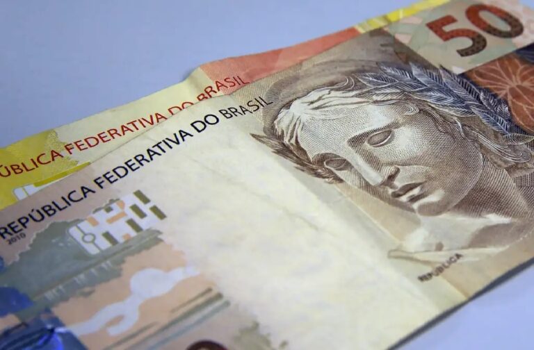 Nova faixa de isenção do Imposto de Renda contempla quem ganha até R$ 5 mil por mês.