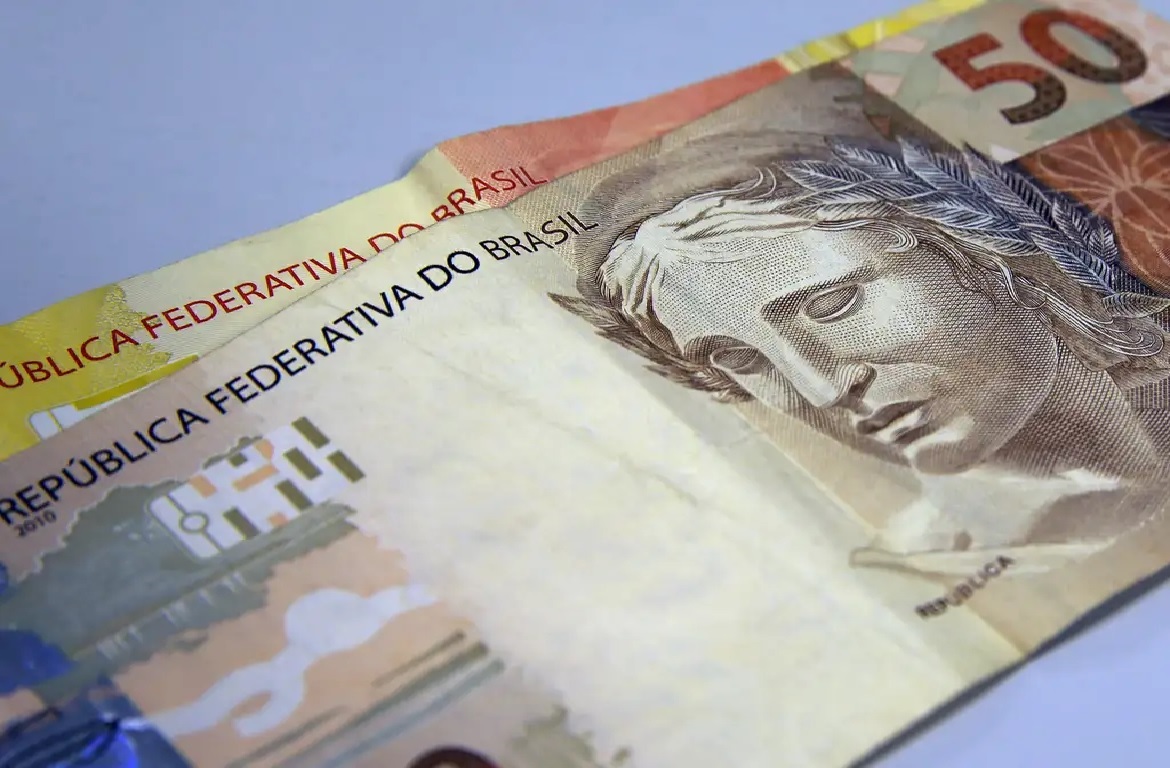 Nova faixa de isenção do Imposto de Renda contempla quem ganha até R$ 5 mil por mês.