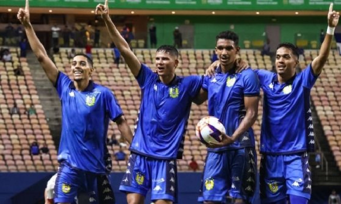 Coração na ponta da chuteira - Após gol contra e pressão, equipe amazonense busca o empate e mostra força mental para avançar.
