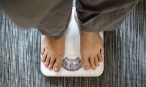 Especialistas apontam que até metade do gasto calórico diário pode vir de atividades realizadas fora da academia, incluindo tarefas simples da rotina.