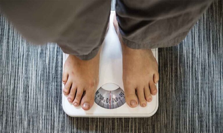 Especialistas apontam que até metade do gasto calórico diário pode vir de atividades realizadas fora da academia, incluindo tarefas simples da rotina.
