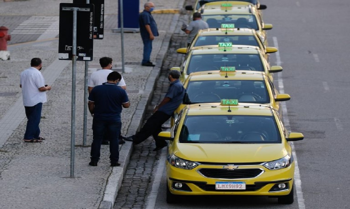 Medida Provisória amplia acesso ao crédito com apoio do BNDES para motoristas de aplicativo e taxistas em todo o país.