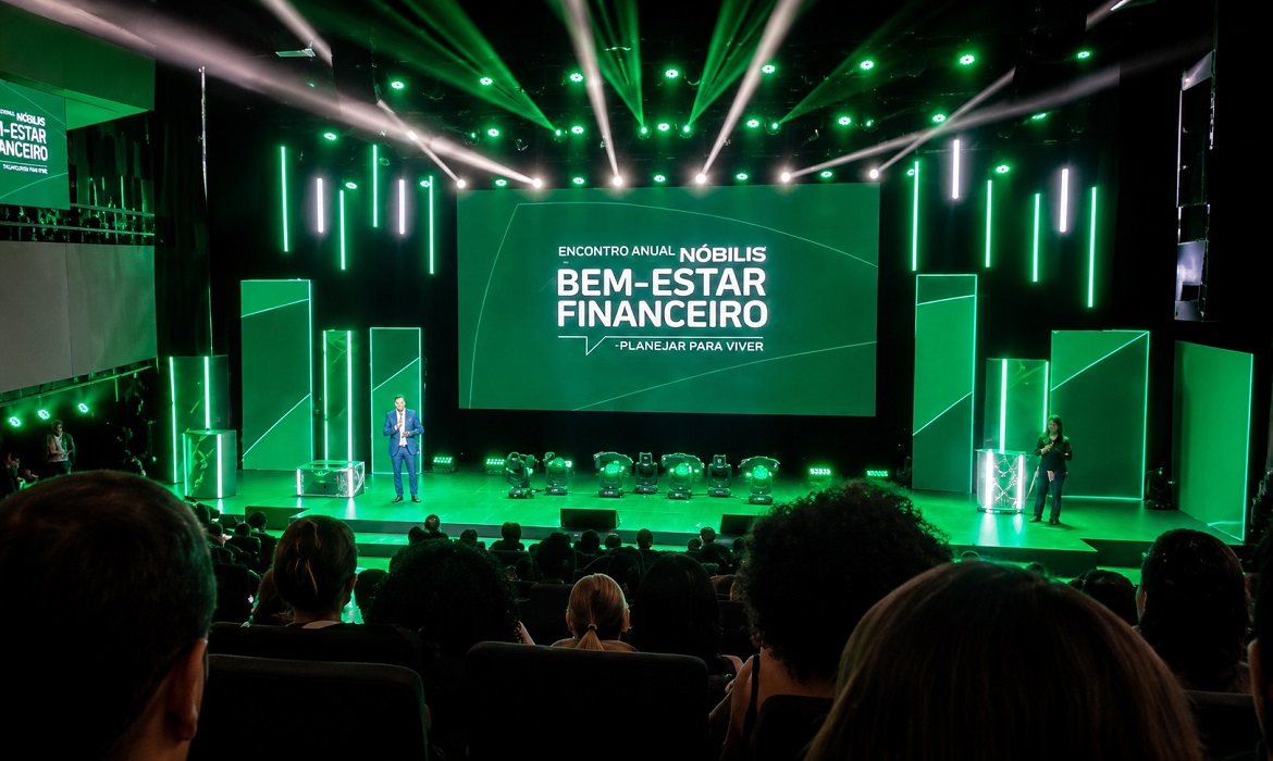 Debate reuniu diferentes visões sobre consumo consciente, planejamento e equilíbrio das finanças pessoais.