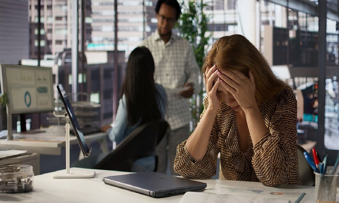 A inclusão dos riscos psicossociais nas normas reforça a necessidade de ambientes mais saudáveis, humanos e atentos à qualidade de vida no trabalho.
