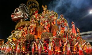 Debate sobre turismo cultural ganha força diante da linha tênue entre preservação cultural e massificação das experiências locais.