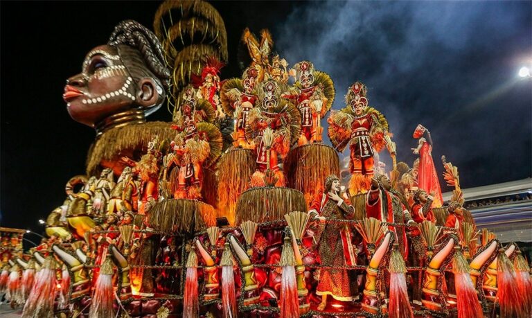Debate sobre turismo cultural ganha força diante da linha tênue entre preservação cultural e massificação das experiências locais.