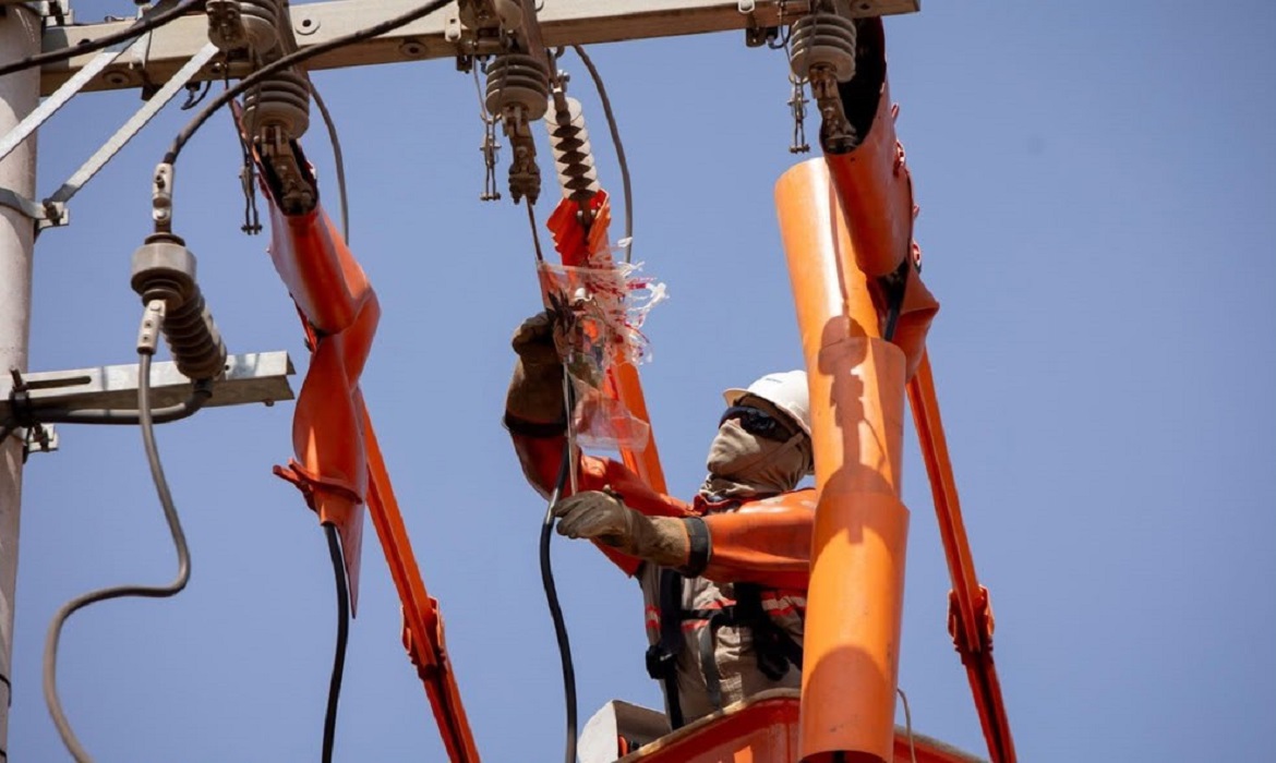 O número de incidentes na rede elétrica aumentou 13% entre janeiro e abril, acendendo um alerta para riscos à população.