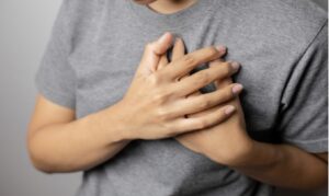 Mudanças hormonais, envelhecimento e hábitos de vida estão entre os desafios que impactam a saúde do coração das mulheres jovens ao longo da vida.
