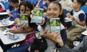 Iniciativa une educação ambiental, curiosidade infantil e conscientização sobre biodiversidade.