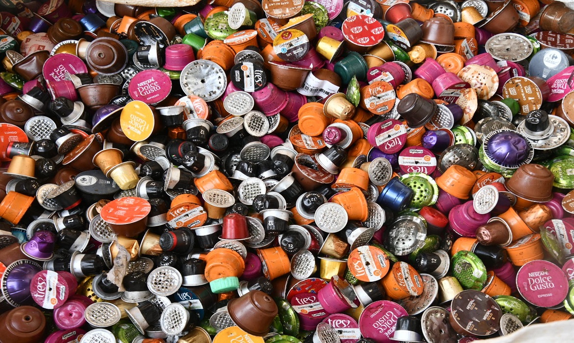 Cooperativas geram renda, promovem inclusão social e desempenham papel essencial na reciclagem, mas ainda enfrentam falta de reconhecimento.