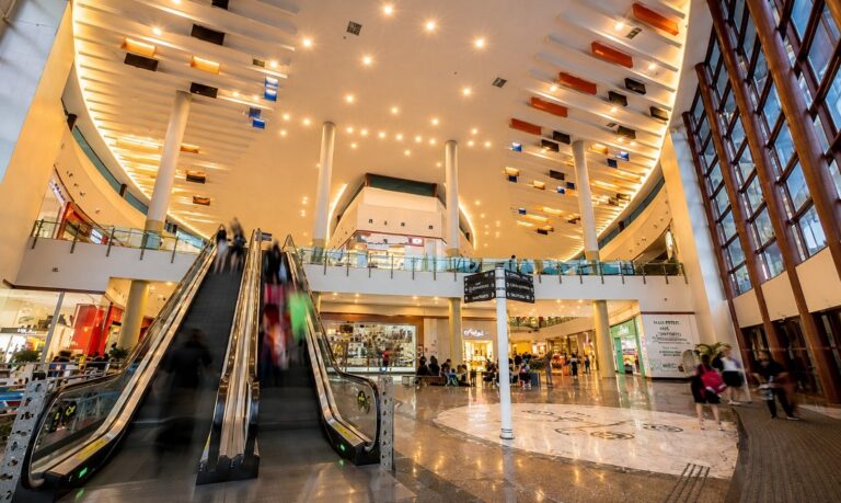 Espaço especial no Manauara Shopping virou ponto de encontro para colecionadores apaixonados pelo álbum oficial do mundial de futebol.
