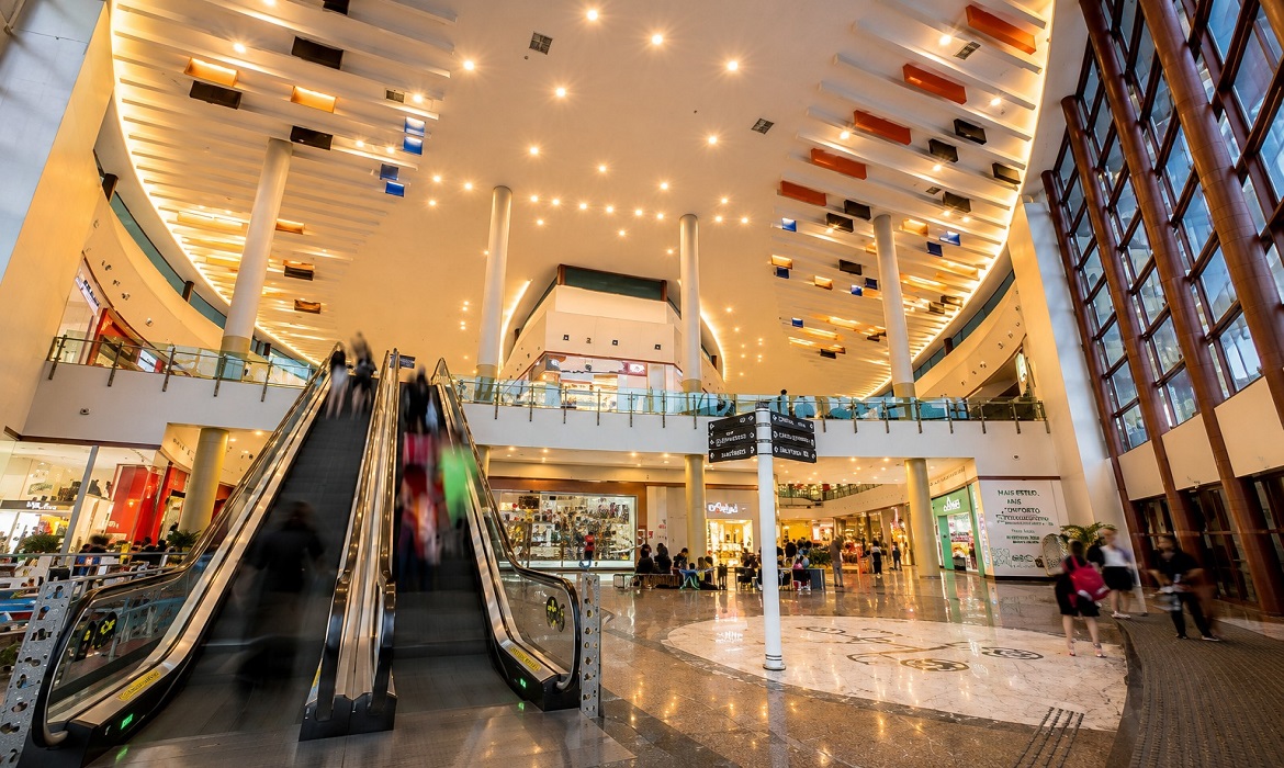 Espaço especial no Manauara Shopping virou ponto de encontro para colecionadores apaixonados pelo álbum oficial do mundial de futebol.