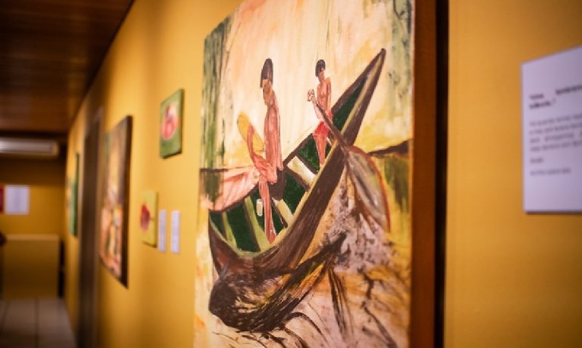 Artista Yúpury apresenta pinturas inspiradas na infância Tukano, valorizando cultura, identidade e memória ancestral.