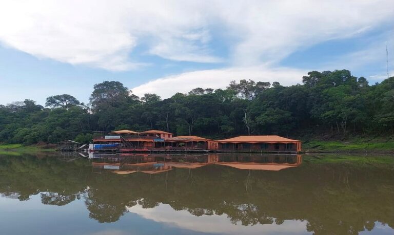 Para o trabalhador do Careiro, a regularização significa mais do que papéis; é a garantia de um turismo sustentável que protege o rio e o futuro da sua família.
