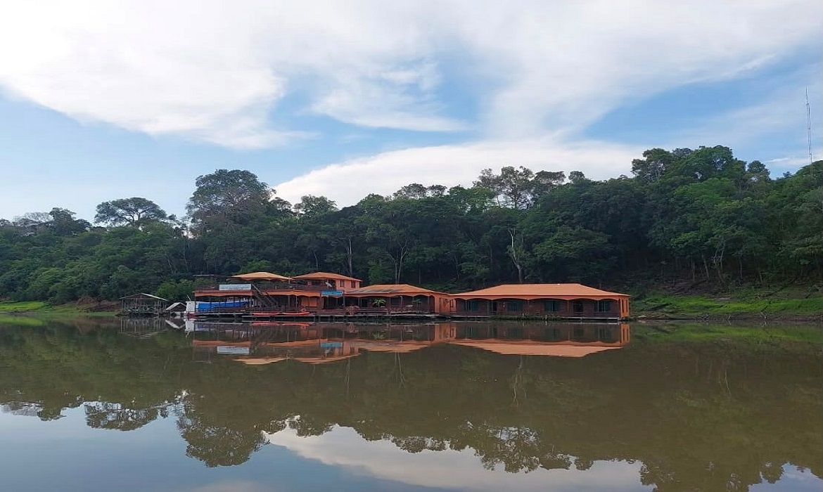 Para o trabalhador do Careiro, a regularização significa mais do que papéis; é a garantia de um turismo sustentável que protege o rio e o futuro da sua família.