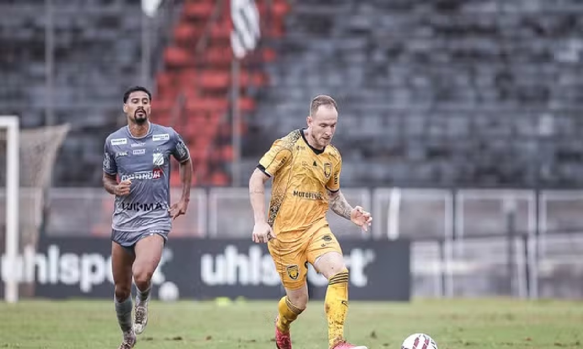 Caos extracampo - transfer ban e processos sufocam o clube.
