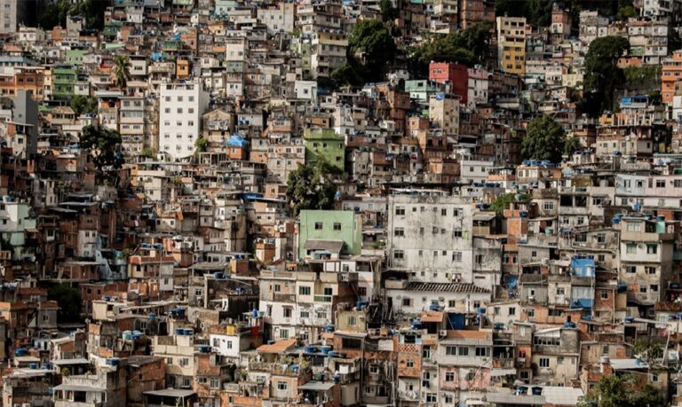 Infraestrutura precária torna as favelas mais vulneráveis a enchentes, deslizamentos e eventos extremos.