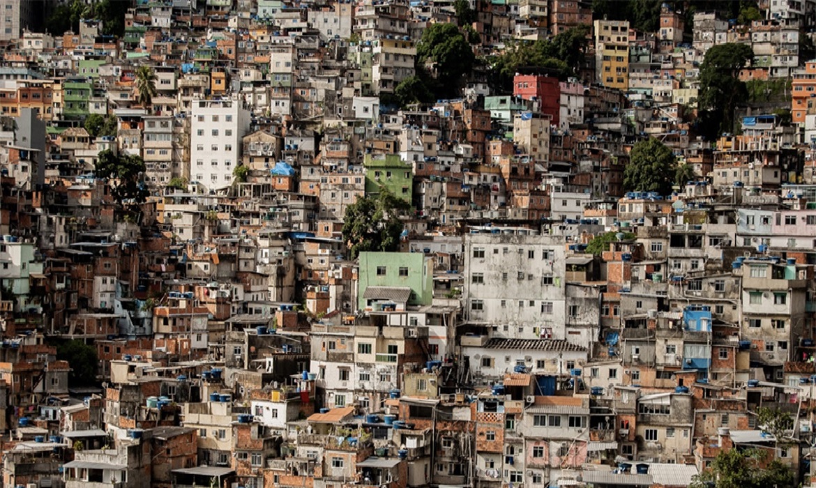 Infraestrutura precária torna as favelas mais vulneráveis a enchentes, deslizamentos e eventos extremos.