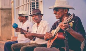 Ouvir uma canção pode ser como abrir um álbum invisível de experiências pessoais.
