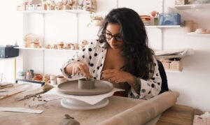 Restauração de obras e produção de peças personalizadas mostram como o feito à mão pode gerar renda e inovação.