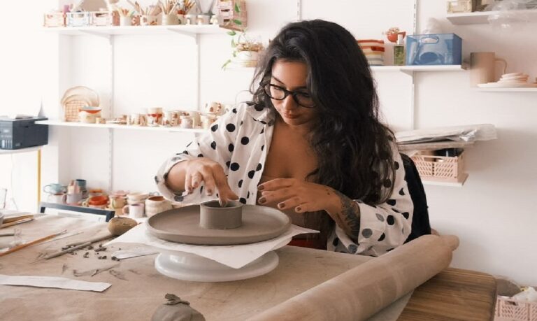 Restauração de obras e produção de peças personalizadas mostram como o feito à mão pode gerar renda e inovação.