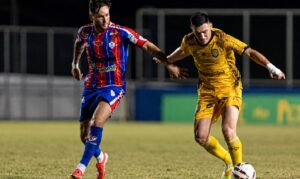 Equipe amazonense cria oportunidades, mas não consegue reagir após sofrer dois gols.