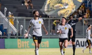 O nome do jogo - Nico Schiappacasse comanda a vitória com dois gols decisivos.