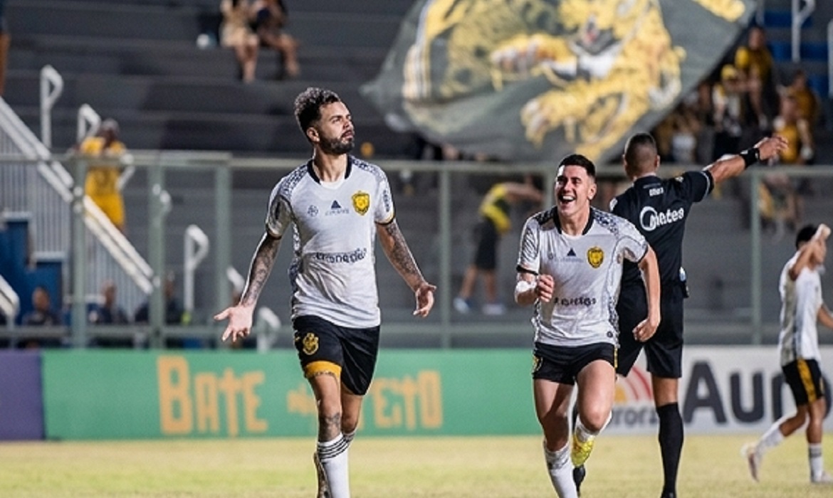 O nome do jogo - Nico Schiappacasse comanda a vitória com dois gols decisivos.