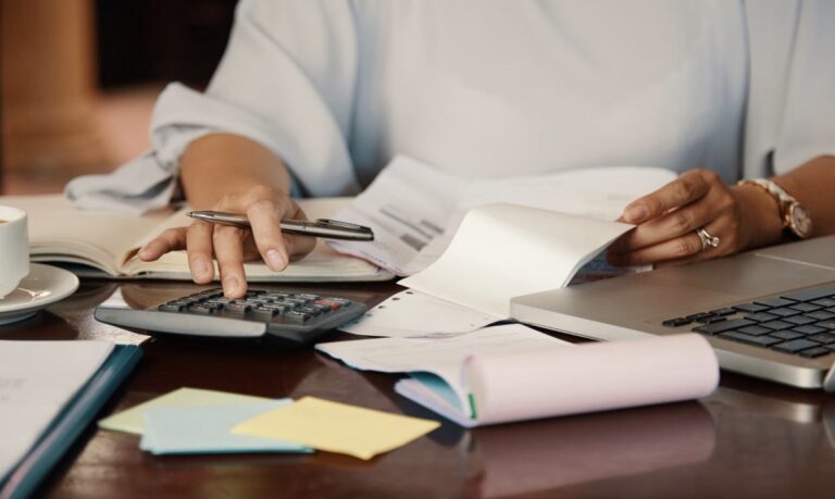 Pesquisa do Serasa revela que a prática de Endividados por emprestar o CPF é mais comum do que parece e expõe milhões de consumidores a prejuízos financeiros.