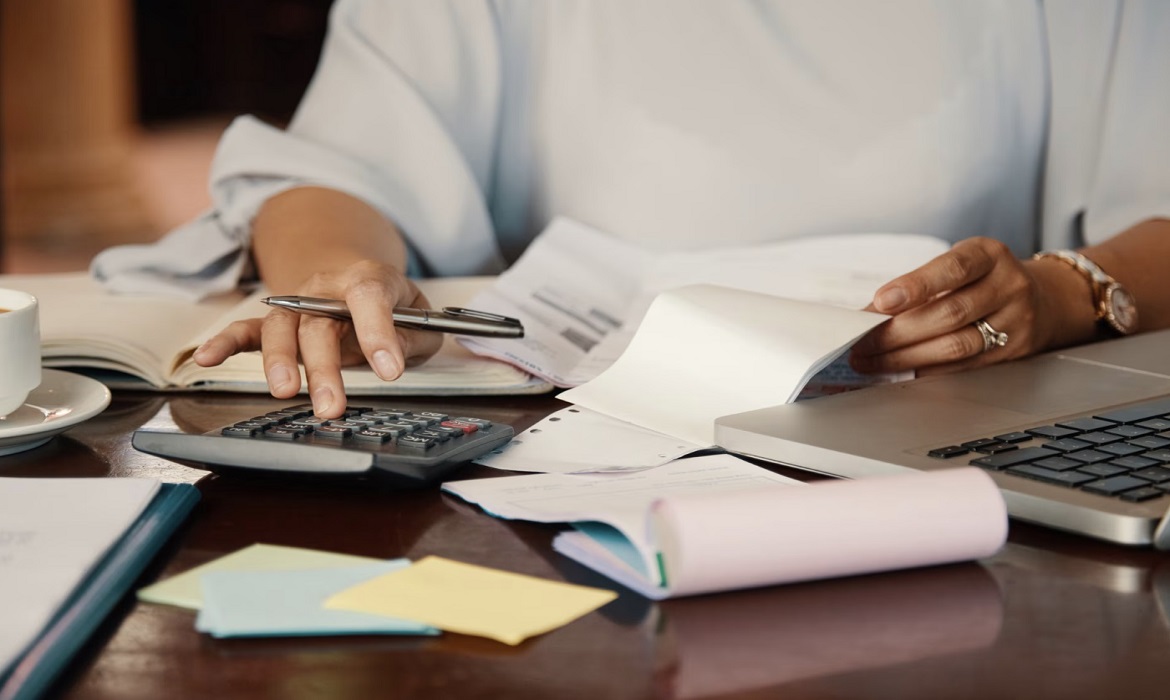 Pesquisa do Serasa revela que a prática de Endividados por emprestar o CPF é mais comum do que parece e expõe milhões de consumidores a prejuízos financeiros.