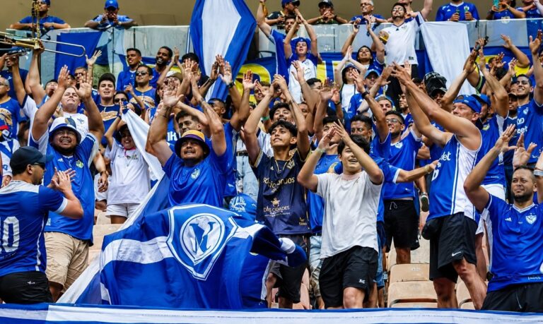 Tradição e união histórica - torcedores de diferentes clubes locais vestem o manto azulino pelo crescimento do futebol do Amazonas.