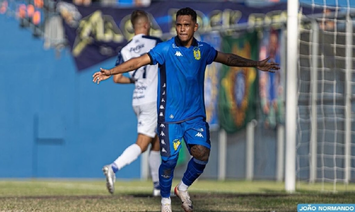 Renanzinho abre o placar, mas castigo vem nos acréscimos em Manaus.