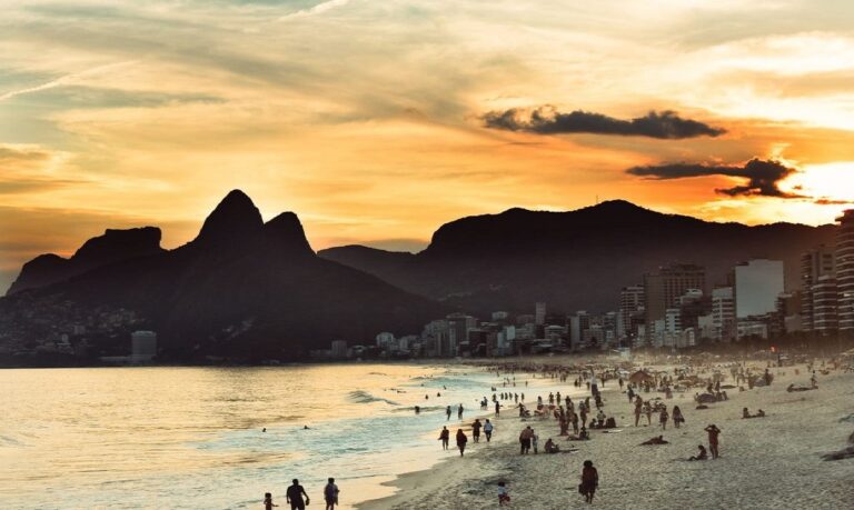 Céu aberto para o mundo - Desembarques aéreos batem recorde histórico na primeira metade do ano.