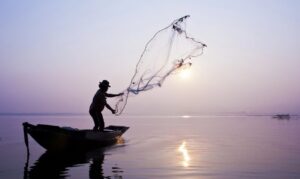 Após 11 anos, moratória da pesca da piracatinga reacende debate sobre futuro da atividade na região.