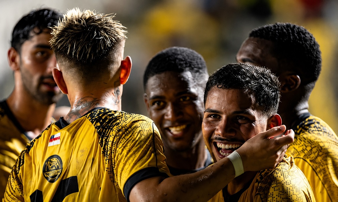 Show de Schiappacasse - Atacante uruguaio brilha com dois gols e lidera a vitória cirúrgica da Onça no Paraná.