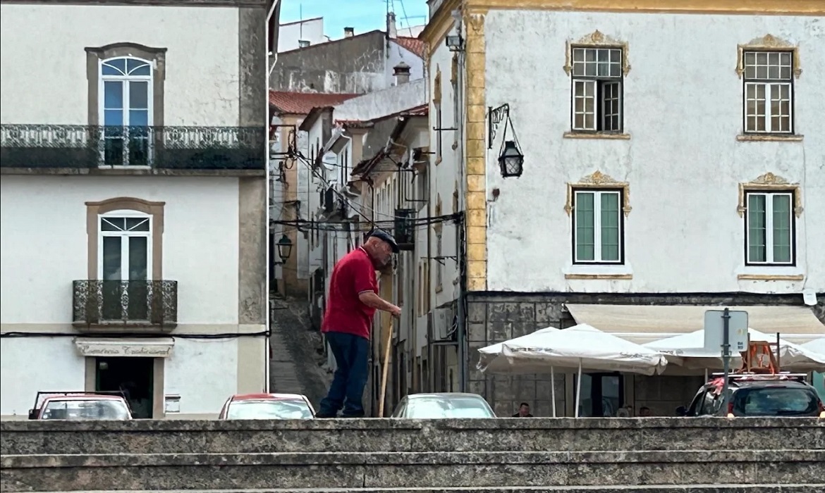 Médicos e profissionais de saúde ajustam o foco para alinhar o diagnóstico técnico à realidade do território em que a pessoa idosa está inserida.