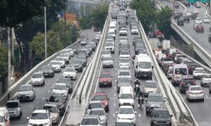 Ruídos de carros, ônibus e trens podem afetar áreas do cérebro ligadas à memória, emoções e outras funções cognitivas. Subtítulo 2: Exposição prolongada à PoluiçãoSonora é apontada como um fator ambiental que merece atenção para a saúde cerebral.