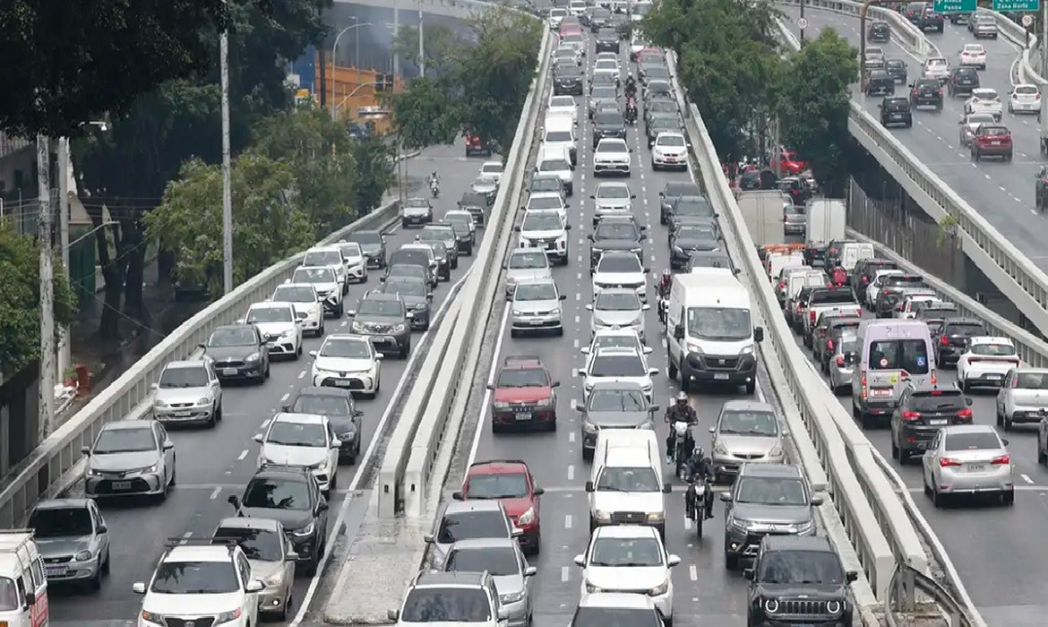 Ruídos de carros, ônibus e trens podem afetar áreas do cérebro ligadas à memória, emoções e outras funções cognitivas. Subtítulo 2: Exposição prolongada à PoluiçãoSonora é apontada como um fator ambiental que merece atenção para a saúde cerebral.