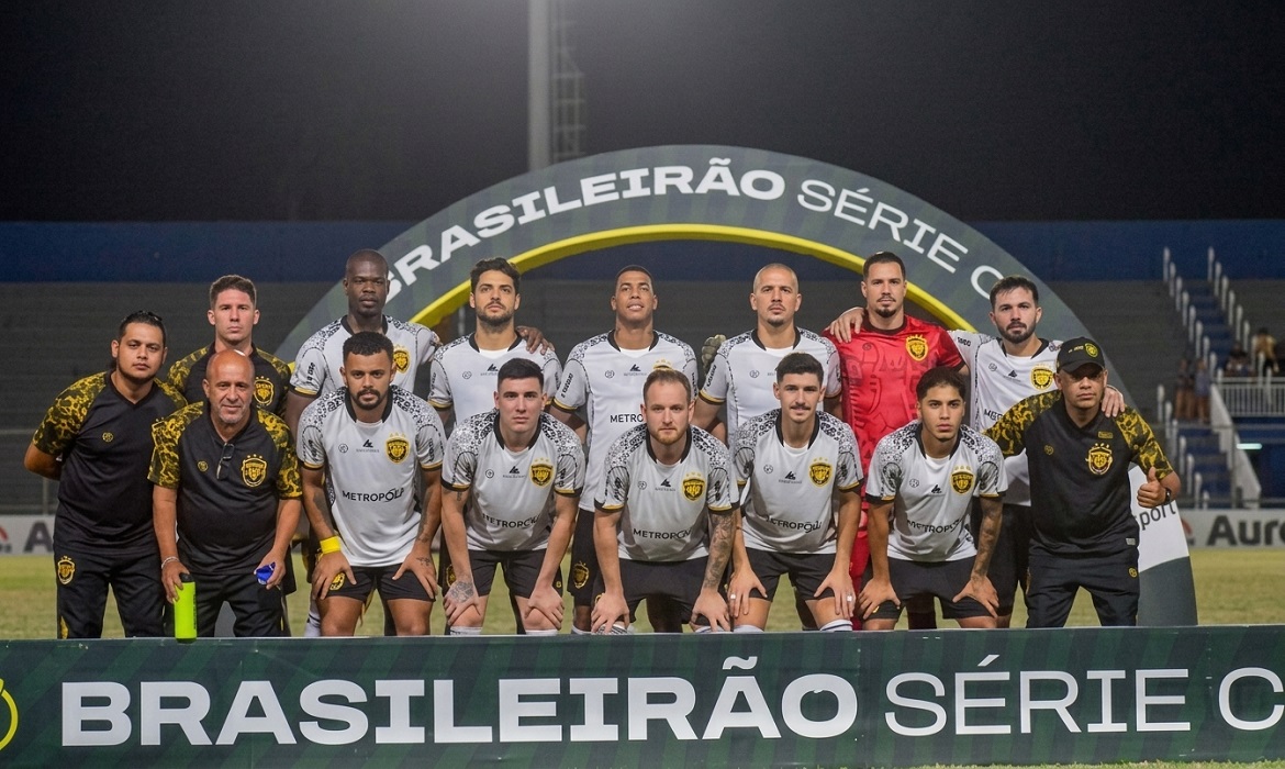 Sob o calor de Manaus, torcida aurinegra se mobiliza para empurrar o time rumo à próxima fase do torneio nacional.