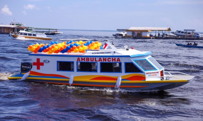 As sete ambulanchas vão agilizar o transporte de pacientes e ampliar a resposta a emergências nas áreas de difícil acesso.