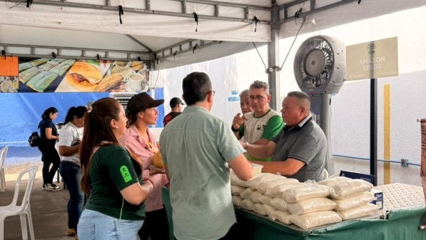 Iniciativa do Sistema OCB/AM transforma o estacionamento da instituição em um ponto de encontro dinâmico entre o campo e a cidade.
