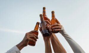Consumo de bebidas alcoólicas pode interferir na estabilidade do humor e na resposta ao tratamento.