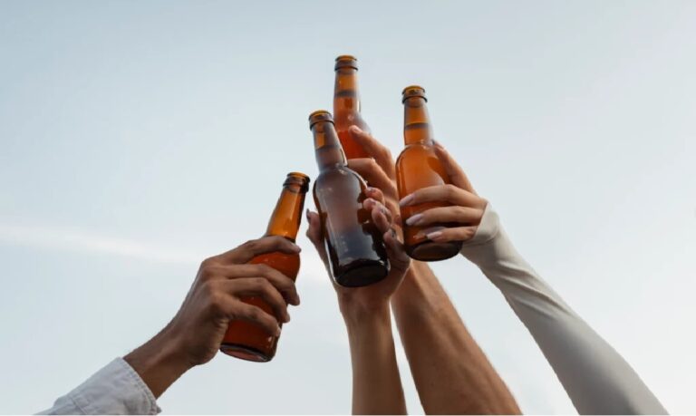 Consumo de bebidas alcoólicas pode interferir na estabilidade do humor e na resposta ao tratamento.